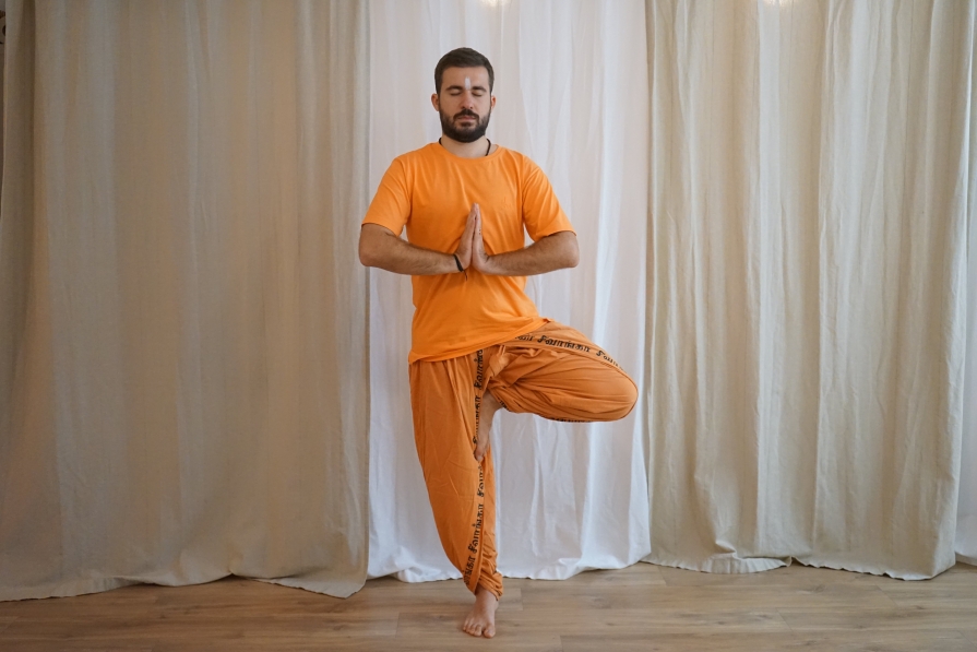 robert-Vrikshasana