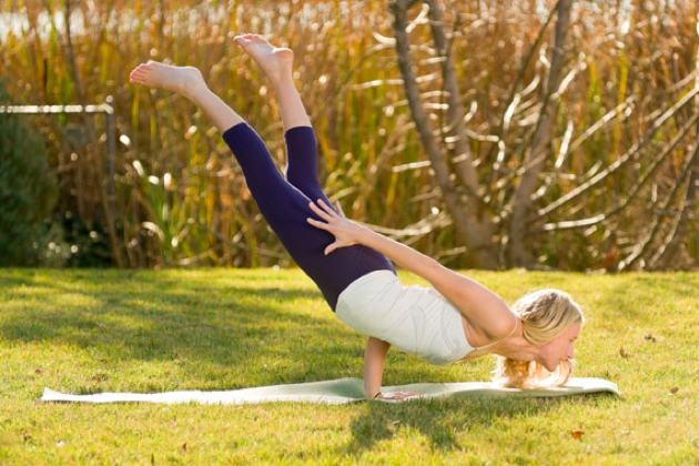 femeie-Pungu-Mayurasana