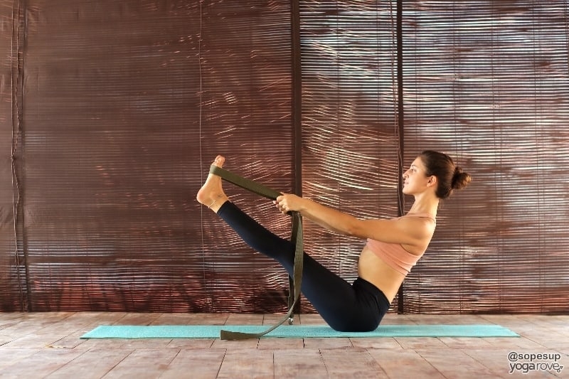 femeie-curea-yoga-Paripura-Navasana